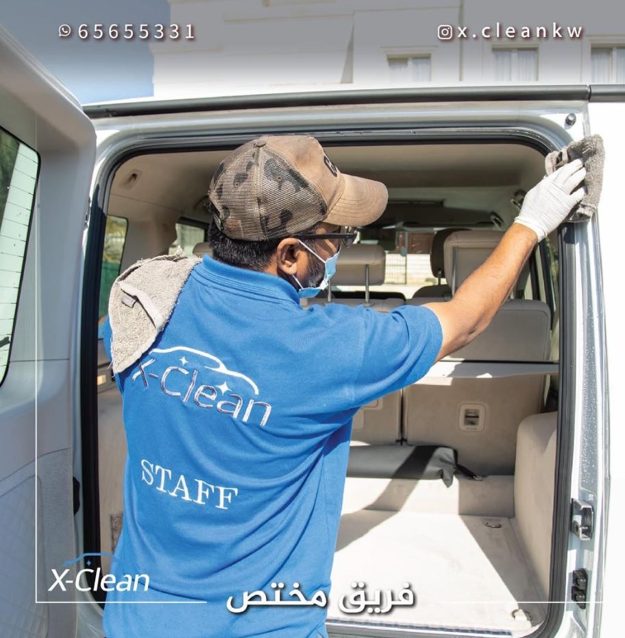 أحد أعضاء فريق X-Clean أثناء التحضير للخدمة